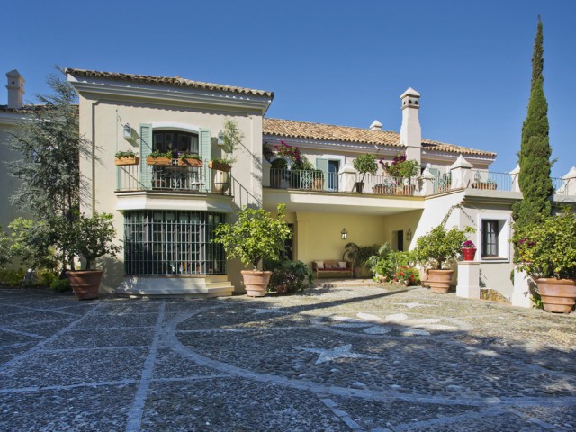 8 Bedrooms Villa in Benahavís