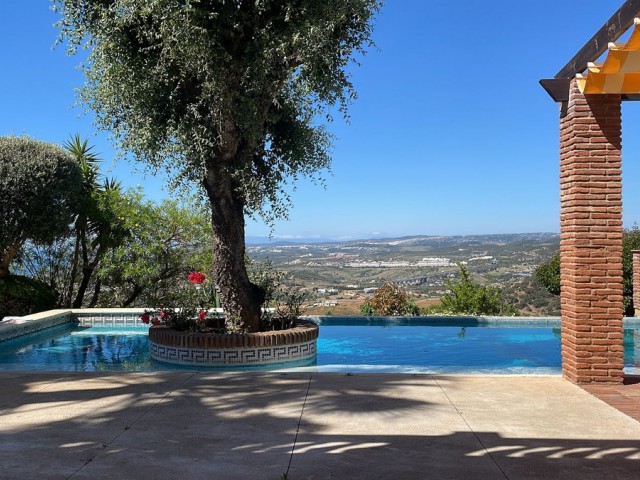6 Bedrooms Villa in Estepona
