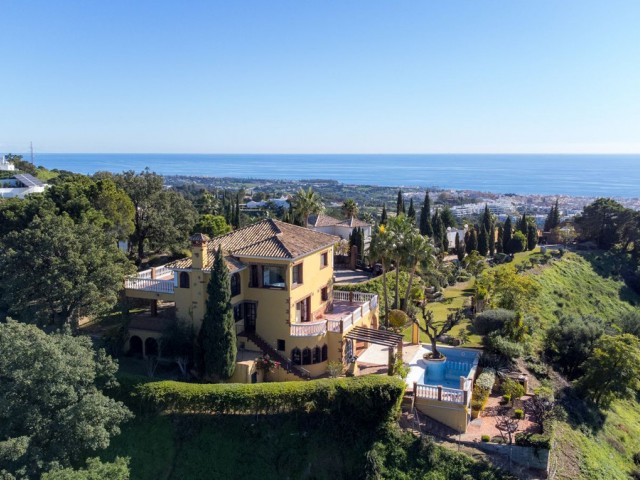 6 Bedrooms Villa in Estepona