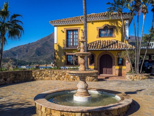 6 Bedrooms Villa in Estepona