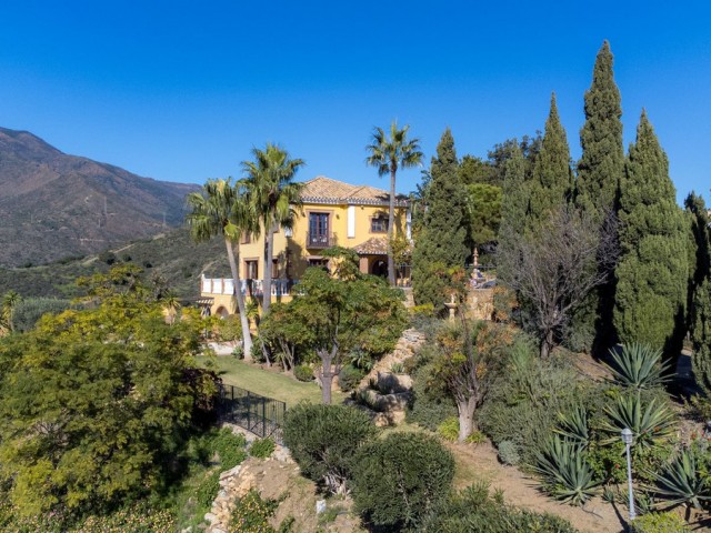 6 Bedrooms Villa in Estepona