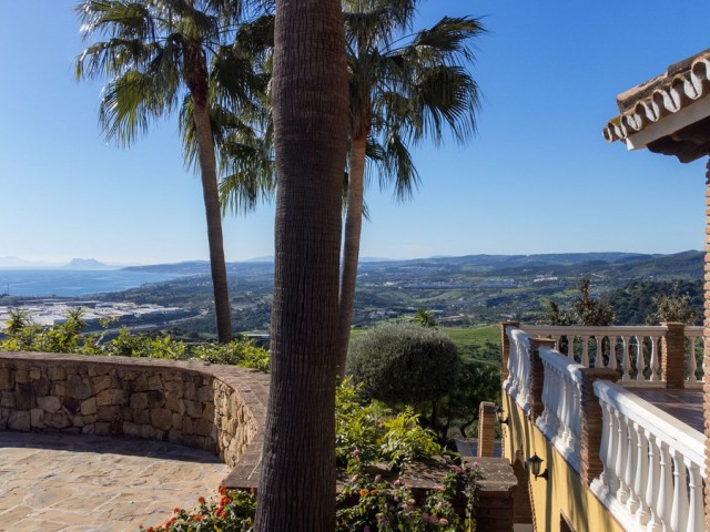 6 Bedrooms Villa in Estepona
