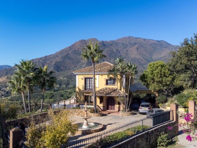 6 Bedrooms Villa in Estepona