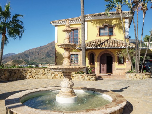 6 Bedrooms Villa in Estepona