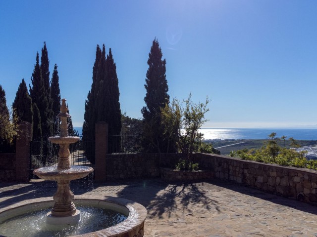 6 Bedrooms Villa in Estepona