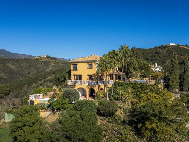 6 Bedrooms Villa in Estepona