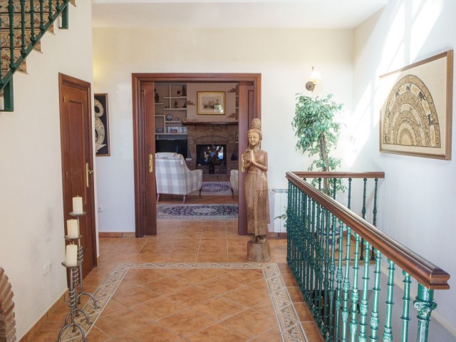 6 Bedrooms Villa in Estepona