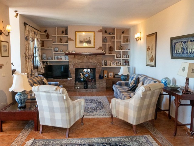 6 Bedrooms Villa in Estepona