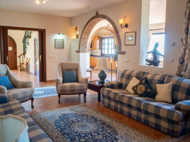 6 Bedrooms Villa in Estepona