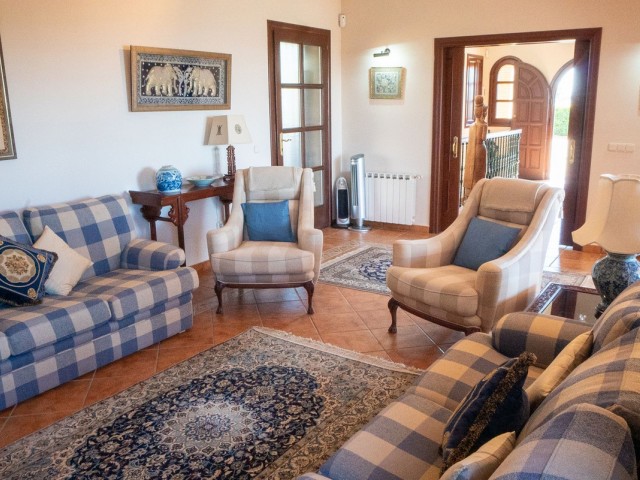 6 Bedrooms Villa in Estepona