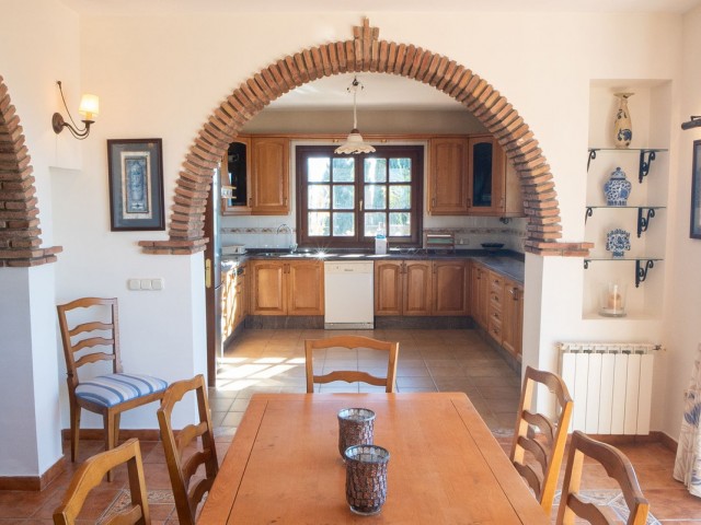 6 Bedrooms Villa in Estepona