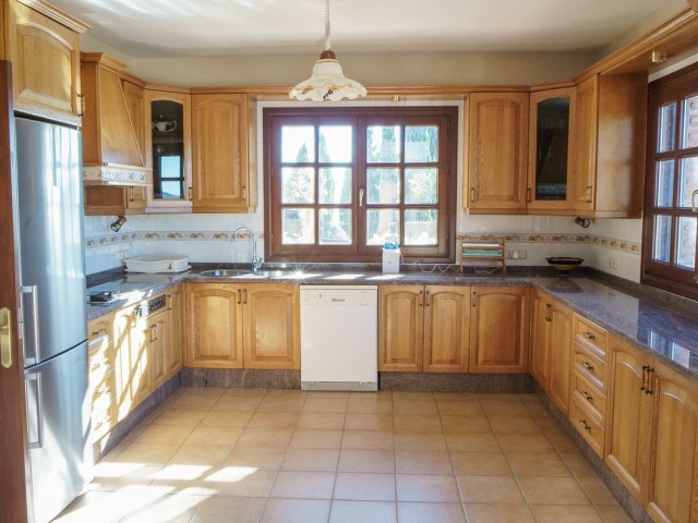 6 Bedrooms Villa in Estepona