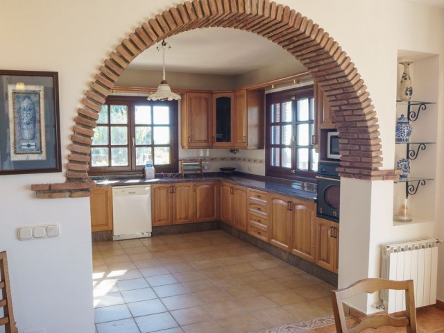 6 Bedrooms Villa in Estepona