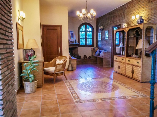 6 Bedrooms Villa in Estepona