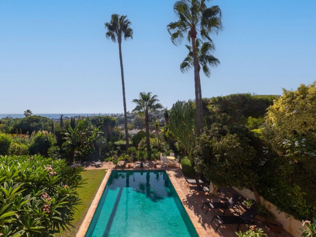 5 Bedrooms Villa in Elviria