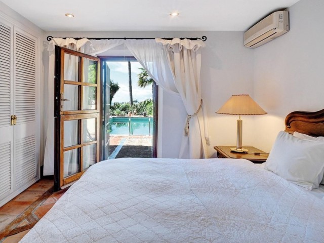 5 Bedrooms Villa in Elviria