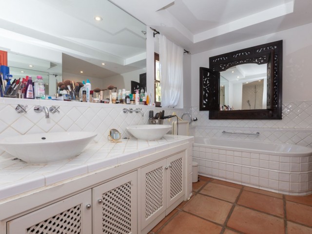 5 Bedrooms Villa in Elviria