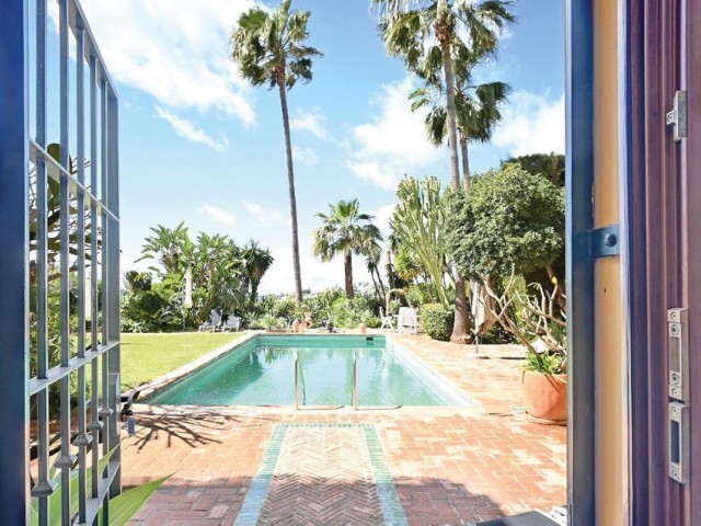 5 Bedrooms Villa in Elviria