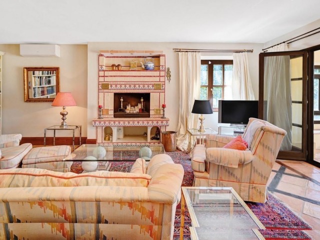 5 Bedrooms Villa in Elviria