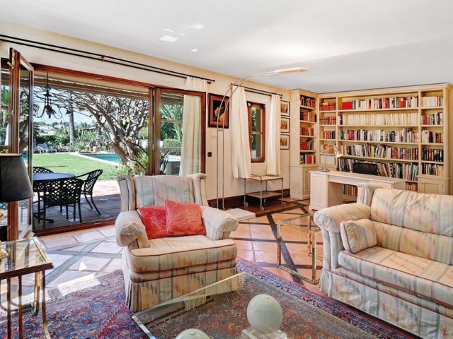 5 Bedrooms Villa in Elviria