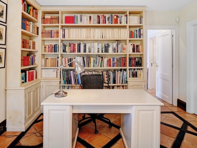 5 Bedrooms Villa in Elviria