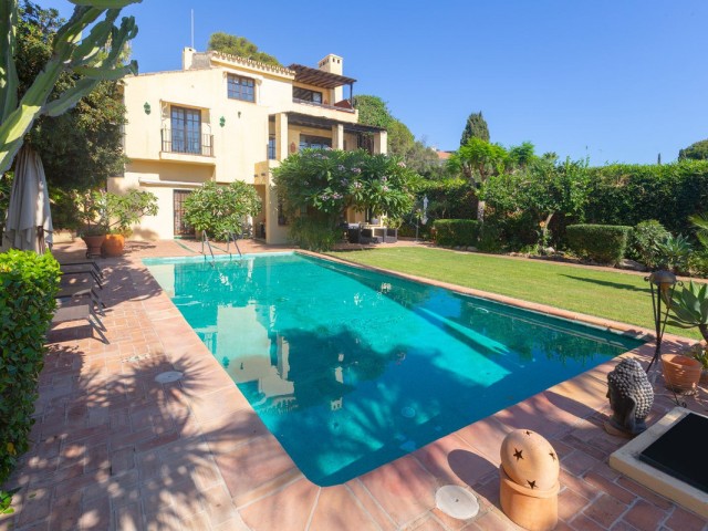 5 Bedrooms Villa in Elviria