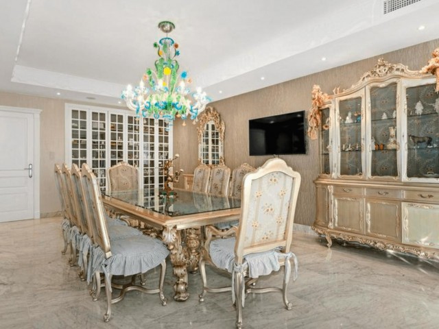 8 Bedrooms Villa in The Golden Mile