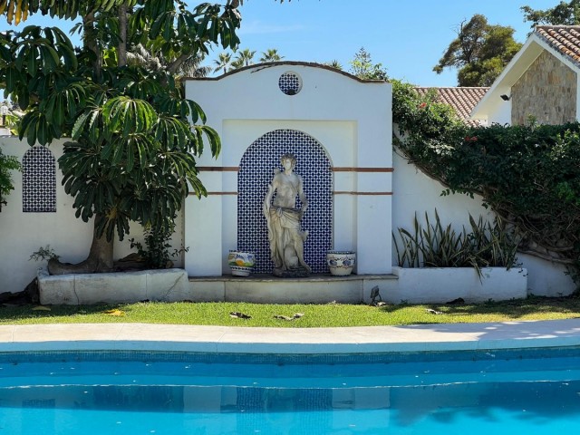 4 Makuuhuoneen Huvila Estepona