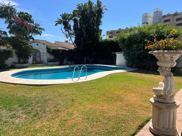 4 Makuuhuoneen Huvila Estepona