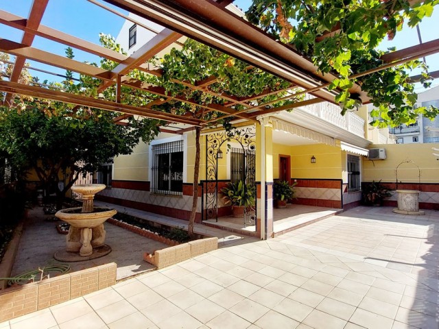 7 Bedrooms Townhouse in Los Boliches