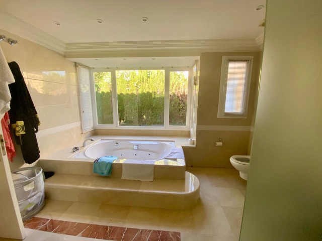 Villa avec 7 Chambres  à Elviria