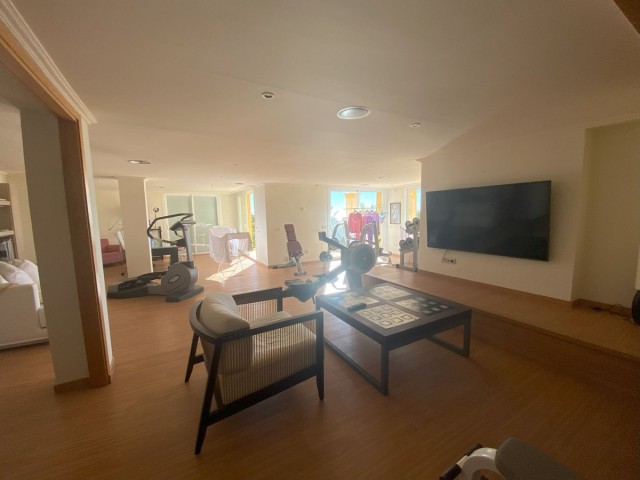 Villa avec 7 Chambres  à Elviria