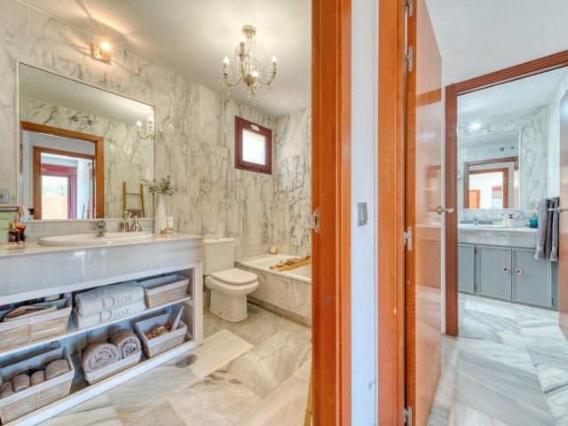 3 Bedrooms Villa in Benahavís