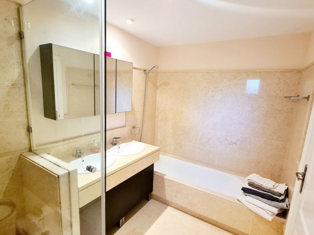 2 Bedrooms Apartment in Benahavís