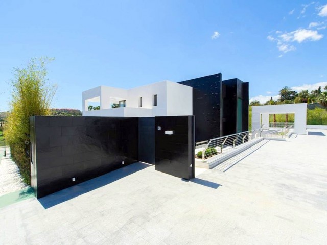 5 Bedrooms Villa in Nueva Andalucía