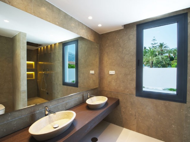 5 Bedrooms Villa in Nueva Andalucía