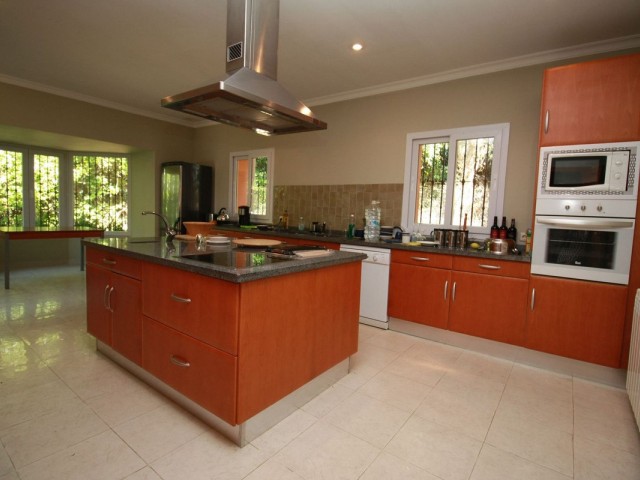 4 Bedrooms Villa in Sotogrande Alto