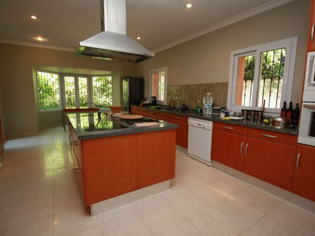 4 Bedrooms Villa in Sotogrande Alto