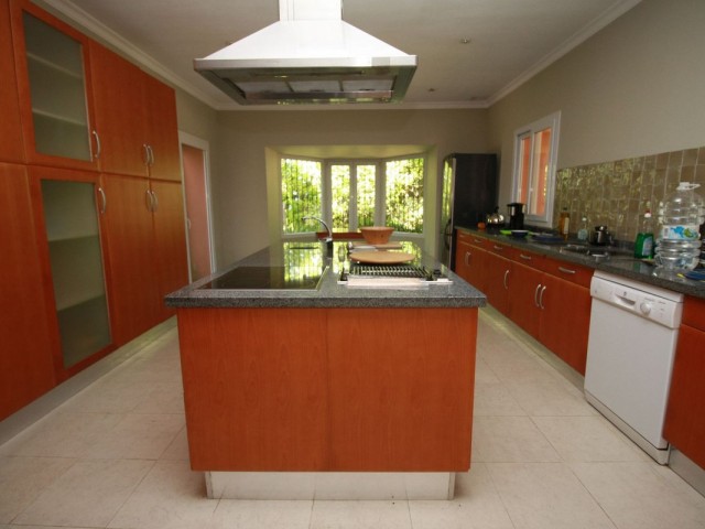4 Bedrooms Villa in Sotogrande Alto