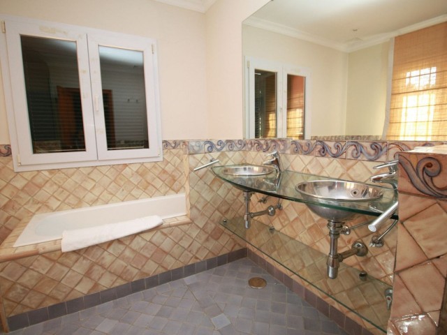 4 Bedrooms Villa in Sotogrande Alto