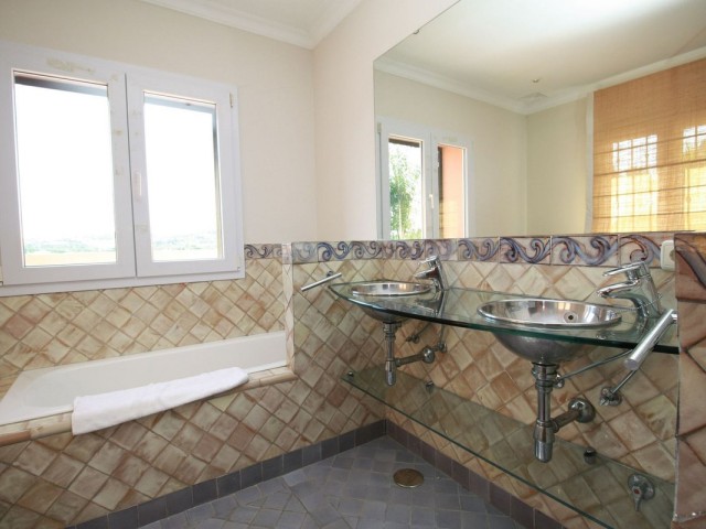 4 Bedrooms Villa in Sotogrande Alto