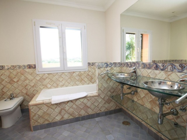 4 Bedrooms Villa in Sotogrande Alto