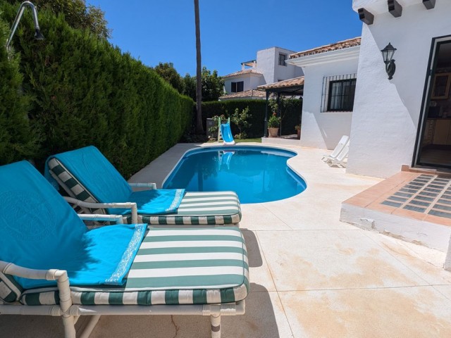 Villa con 4 Dormitorios  en San Pedro de Alcántara