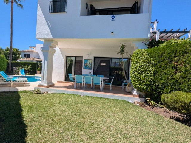Villa con 4 Dormitorios  en San Pedro de Alcántara