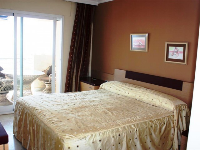 Apartamento con 3 Dormitorios  en Puerto Banús