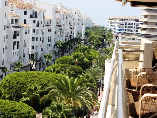 Apartamento con 3 Dormitorios  en Puerto Banús
