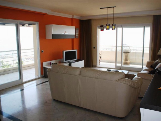 Apartamento con 3 Dormitorios  en Puerto Banús