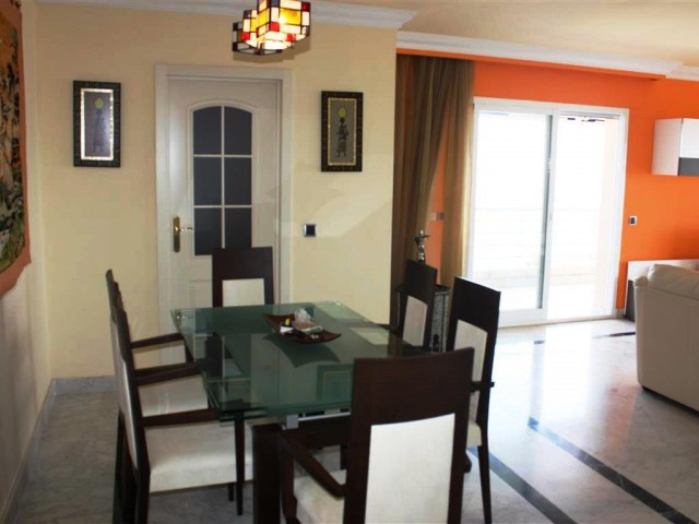 Apartamento con 3 Dormitorios  en Puerto Banús