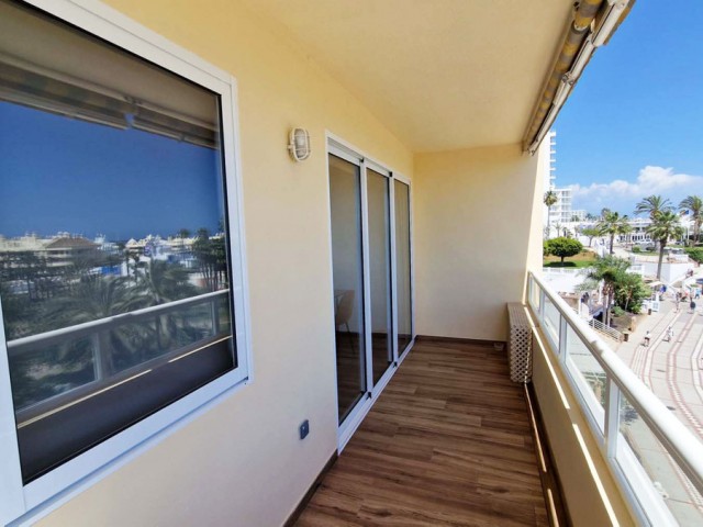 Apartamento con 2 Dormitorios  en Benalmadena Costa