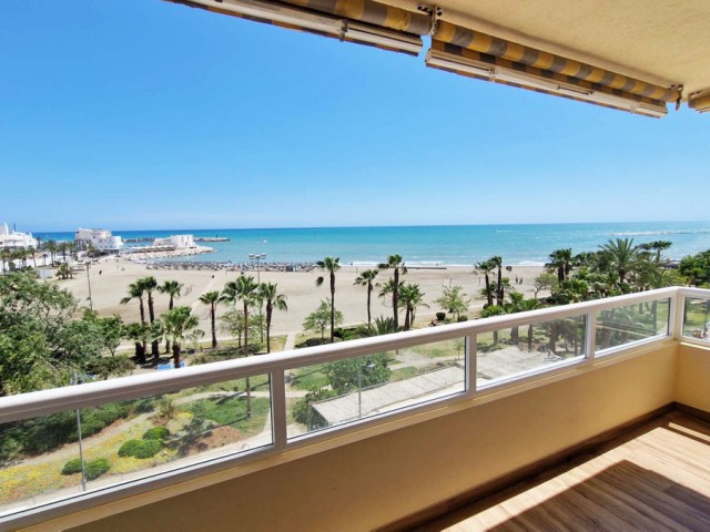 Apartamento con 2 Dormitorios  en Benalmadena Costa